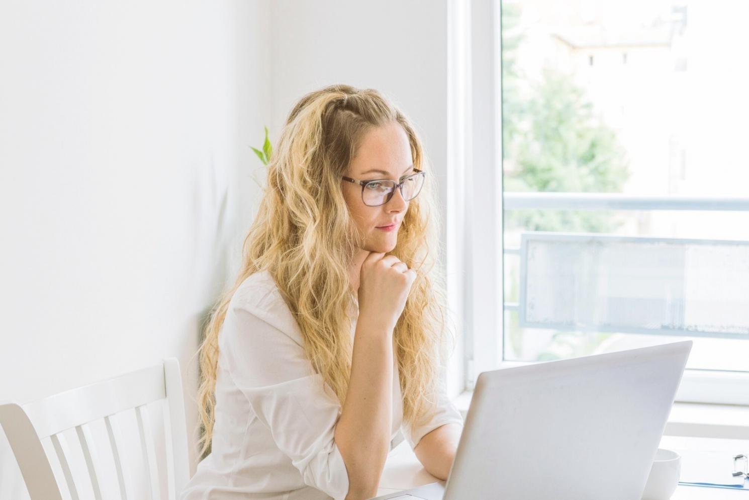 Equipo educativo trabajando en el análisis de consultas y preparación de respuestas personalizadas